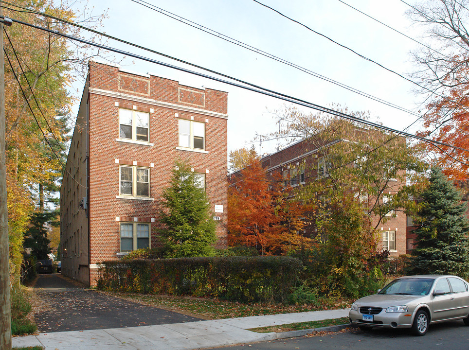 716 Farmington Ave in West Hartford, CT - Building Photo