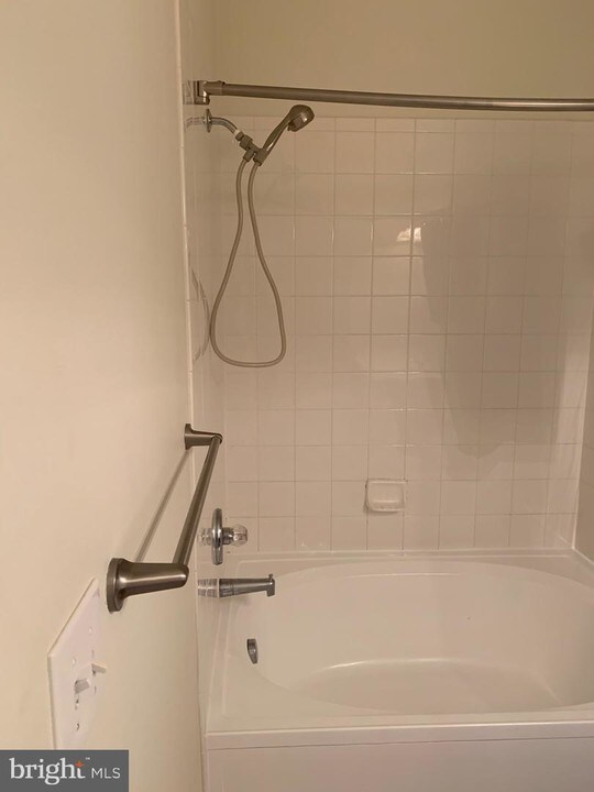 12913 Centre Park Cir-Unit -411 in Herndon, VA - Building Photo