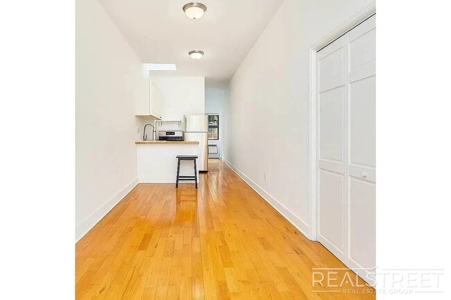 1 Bed | 1 Bath | $3,399 | Railroad Layout | Pet Friendly | L Train + Near M, Unit 3L in Brooklyn, NY - Foto de edificio - Building Photo