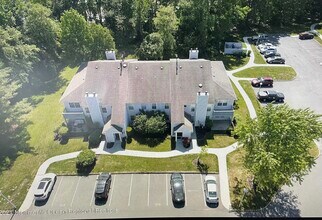 376 Hampton Pl in Marlboro, NJ - Building Photo - Building Photo