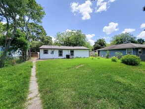 2810 Forest Oaks Dr in Houston, TX - Building Photo - Building Photo