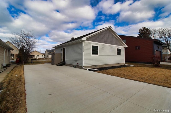 property at 37752 Huron Pointe Dr