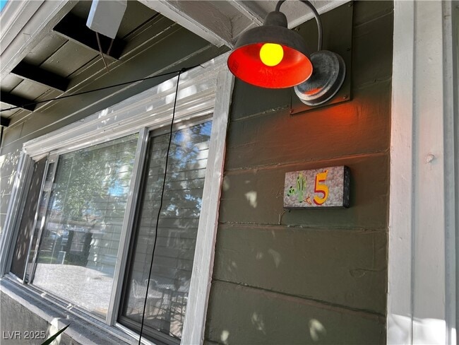 221 S 10th St in Las Vegas, NV - Building Photo - Building Photo