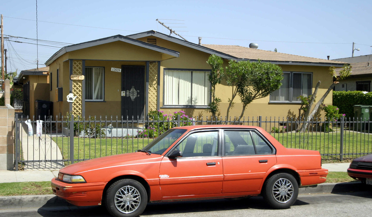 12620 Oxford Ave in Hawthorne, CA - Building Photo