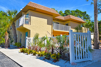 El Mar I and El Mar II in Indian Rocks Beach, FL - Foto de edificio - Building Photo