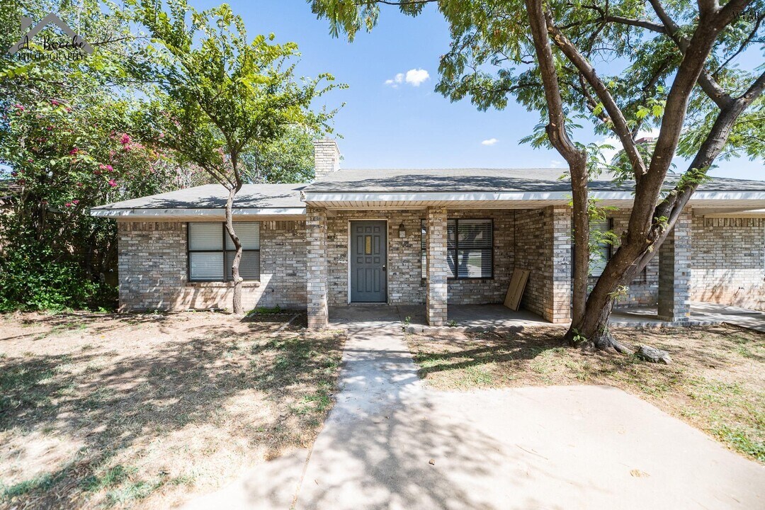 1207 N Pacific Ave in Iowa Park, TX - Building Photo