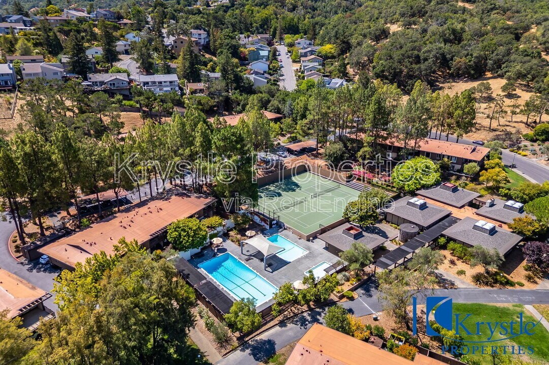 27 Forest Ln in San Rafael, CA - Building Photo