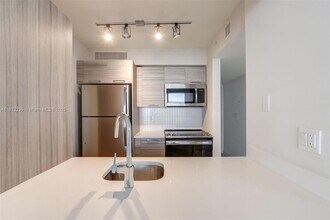 1756 N Bayshore Dr, Unit 27A in Miami, FL - Building Photo - Building Photo