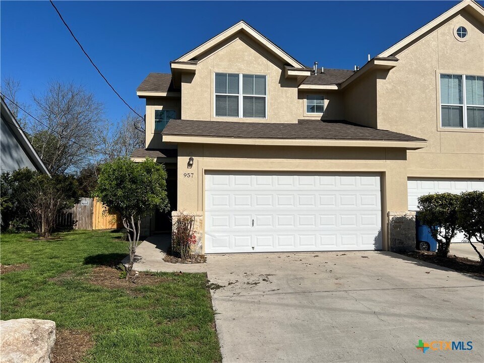 957 Misty Acres Dr in New Braunfels, TX - Building Photo