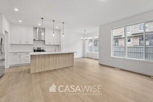 22128-22194 94 Ave NW in Edmonton, AB - Building Photo