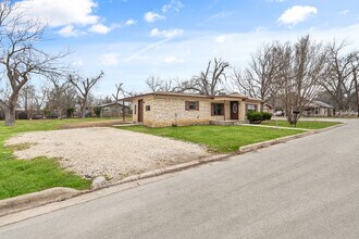 1307 11th St in Hondo, TX - Building Photo - Building Photo