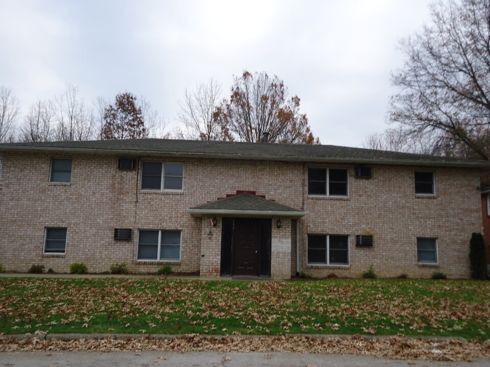 261 Kendall Ave in Campbell, OH - Building Photo