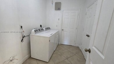 1010 SW Dubuque Ave in Port St. Lucie, FL - Foto de edificio - Building Photo