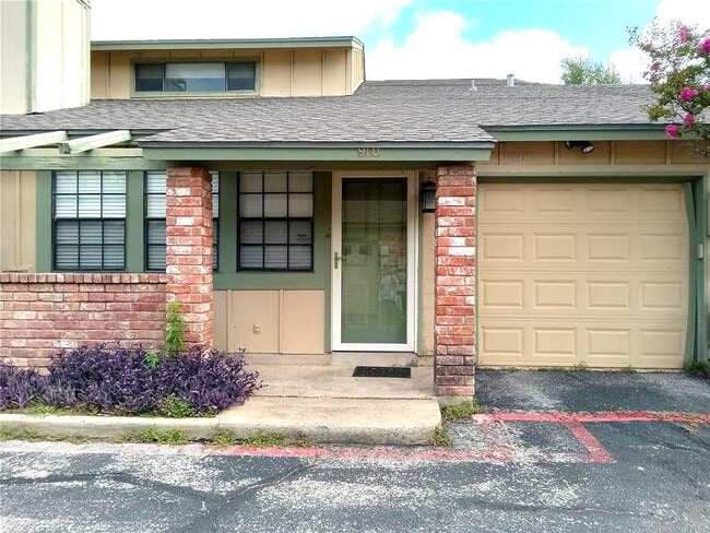property at 910 E Meadowmere Ln
