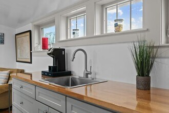 358 Broadway, Unit 3 in Newport, RI - Foto de edificio - Building Photo