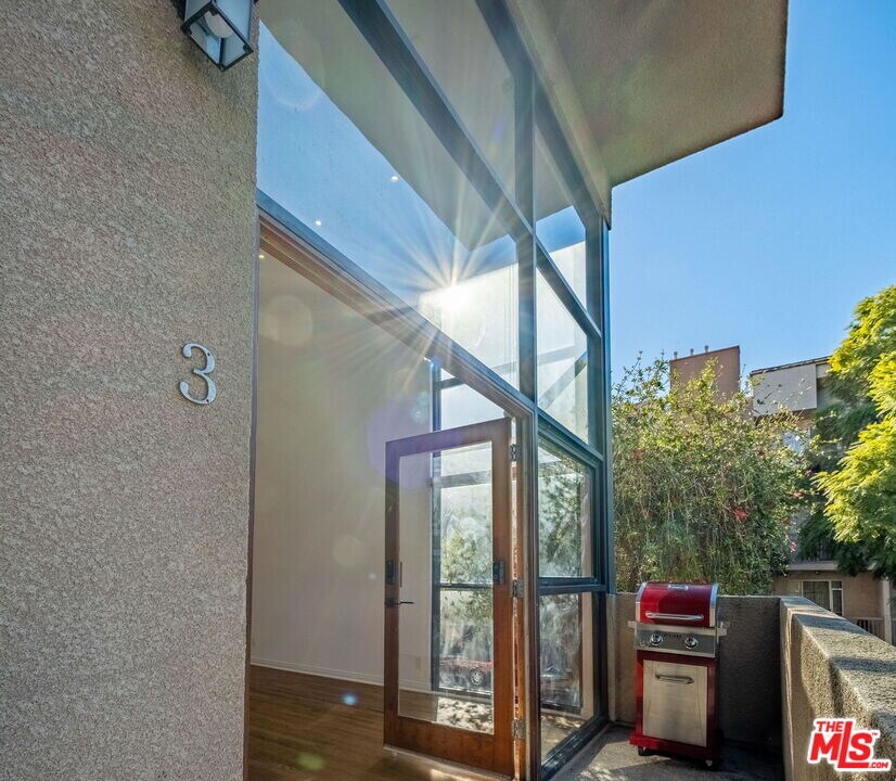 9917 Tabor St in Los Angeles, CA - Foto de edificio