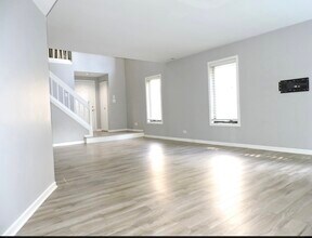 245 Carlisle Ave in Westmont, IL - Foto de edificio - Building Photo