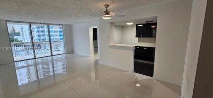 18021 Biscayne Blvd in Aventura, FL - Foto de edificio - Building Photo