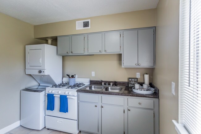 Oak Grove Flats in Memphis, TN - Building Photo - Interior Photo