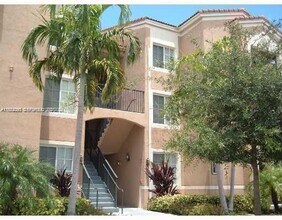 8070 N Nob Hill Rd in Tamarac, FL - Building Photo - Building Photo