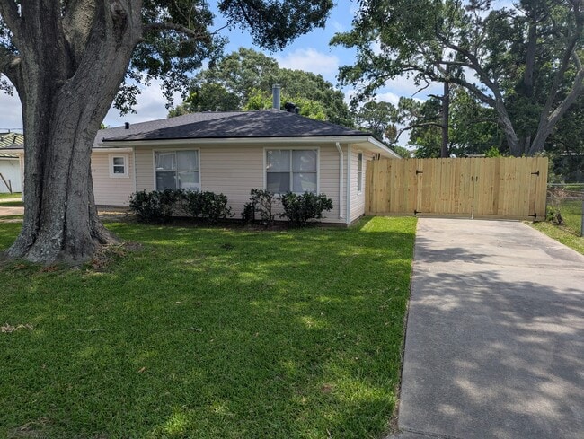 2719 Canal Ave in Nederland, TX - Building Photo - Building Photo