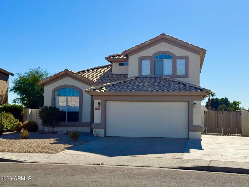 6891 W Via Del Sol Dr in Glendale, AZ - Building Photo