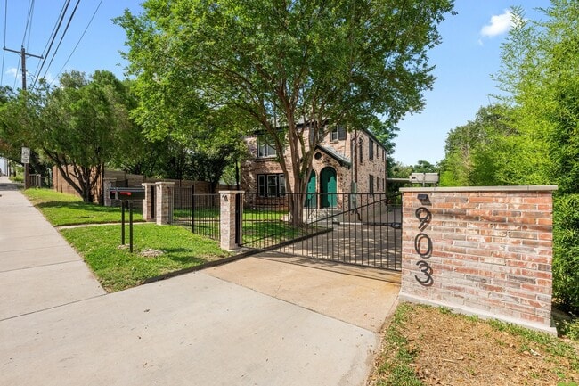 property at 903 E Live Oak St