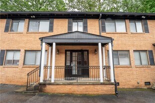 960 St Charles Pl NE