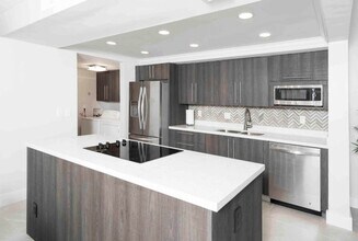 293 Old Meadow Way in Palm Beach Gardens, FL - Building Photo - Building Photo