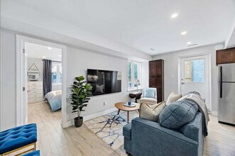 557 St Clair Ave W in Toronto, ON - Building Photo - Building Photo