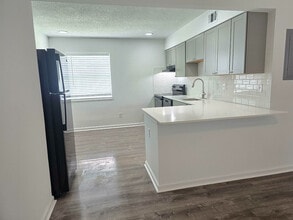 Oakleigh Village Apartments in Mobile, AL - Building Photo - Building Photo