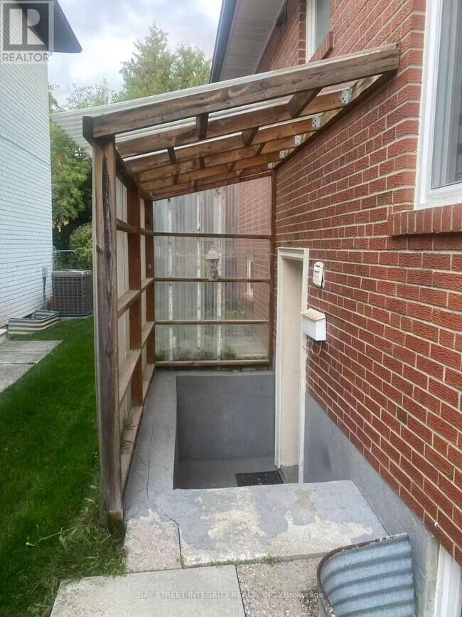 34 Clovercrest Rd in Toronto, ON - Building Photo - Building Photo