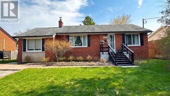 1431 Nash Rd in Courtice, ON - Building Photo