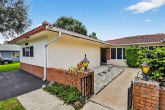 10071 NW 36th St in Coral Springs, FL - Foto de edificio - Building Photo