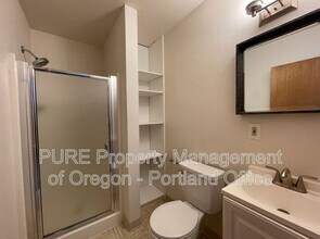 5816 SW Huddleson St in Portland, OR - Building Photo - Building Photo