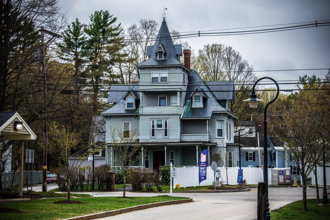 879-881 Main St in Hopkinton, NH - Building Photo