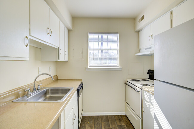 YorkTowne Apartments in Greensboro, NC - Building Photo - Interior Photo