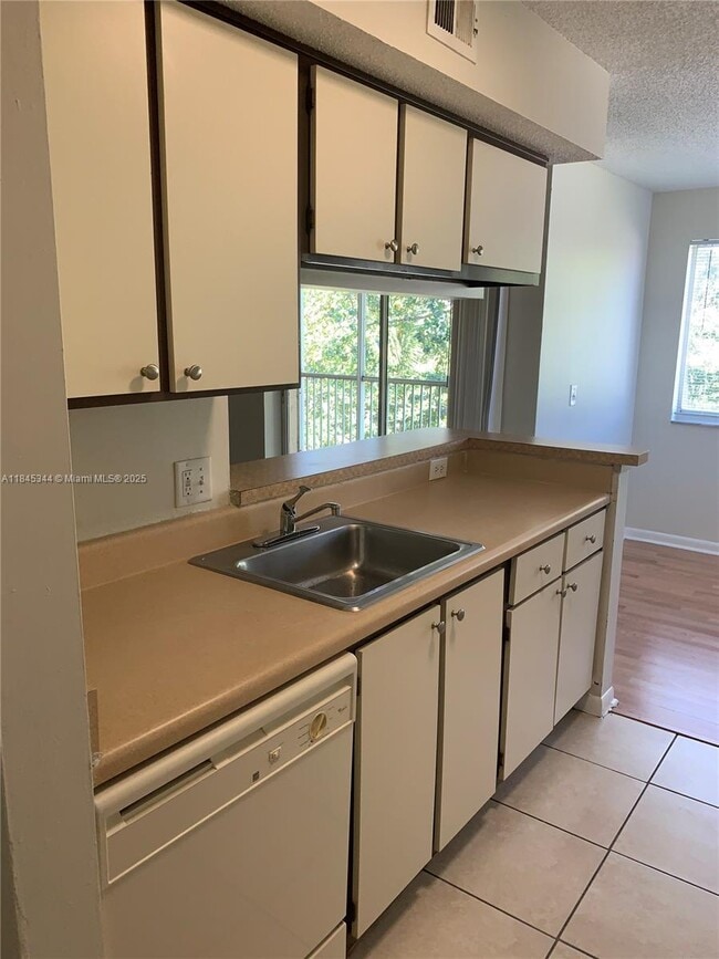 5672 Rock Island Rd in Tamarac, FL - Building Photo - Building Photo