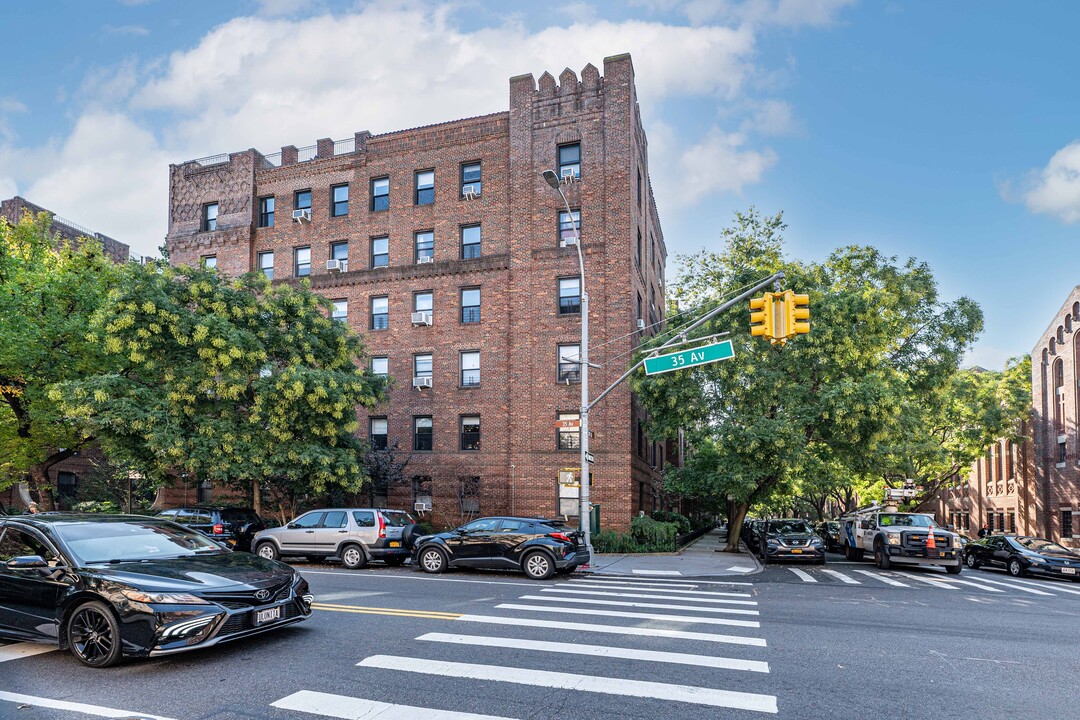 Fillmore Hall in Jackson Heights, NY - Foto de edificio