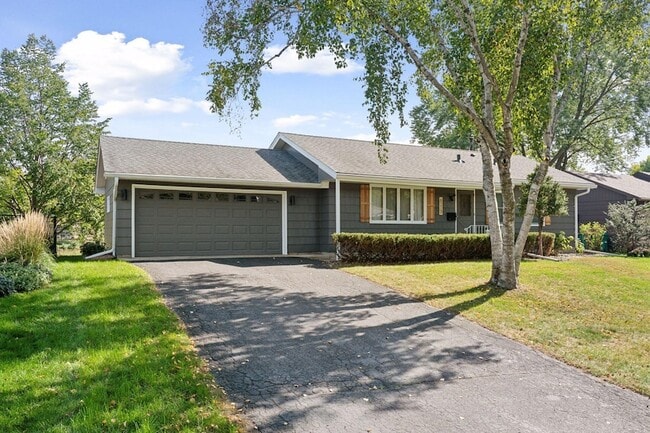 8213 Quinn Rd in Bloomington, MN - Building Photo - Building Photo