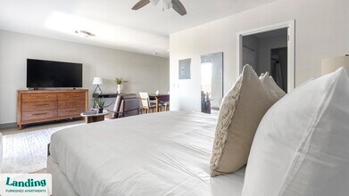 2305 Aaron St, Unit 320 in Port Charlotte, FL - Foto de edificio - Building Photo