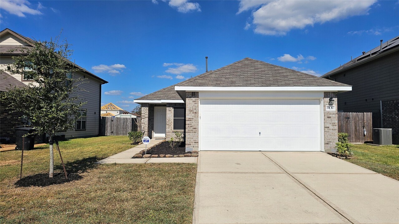 8131 Blooming Meadow Ln in Houston, TX - Building Photo
