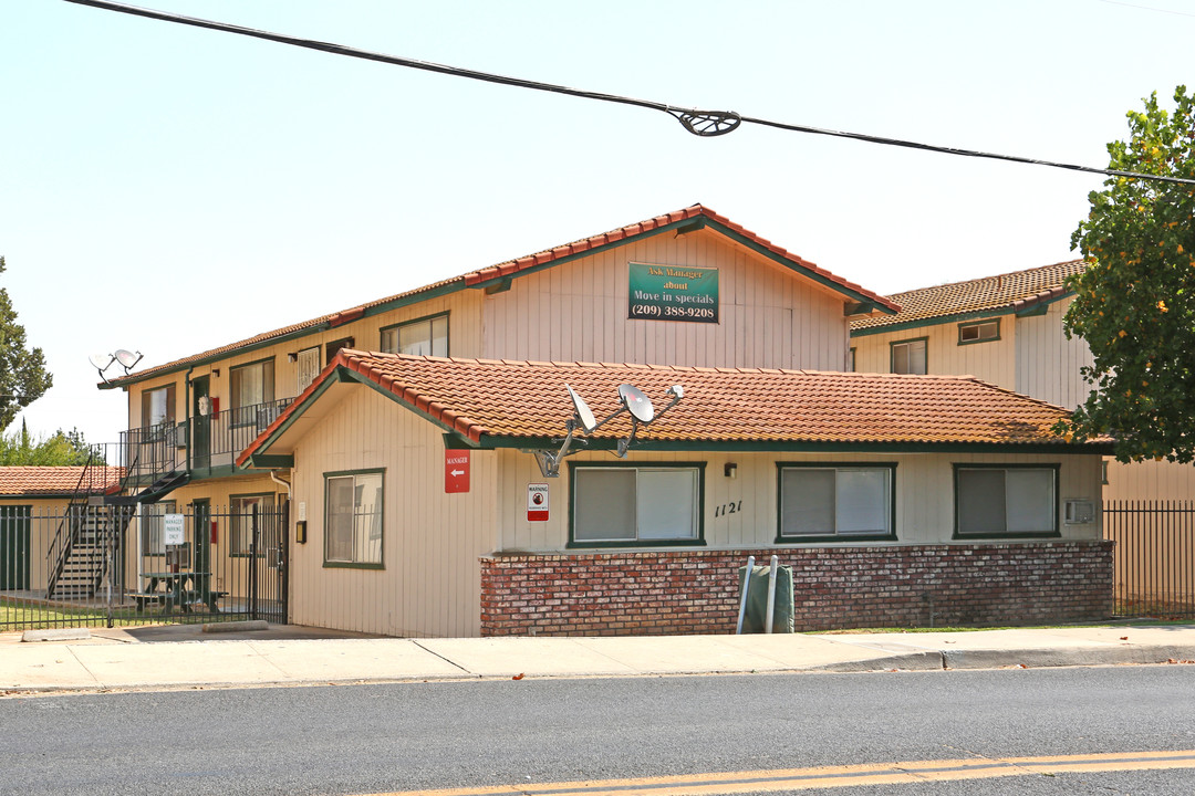 Evergreen Apartments in Merced, CA - Building Photo