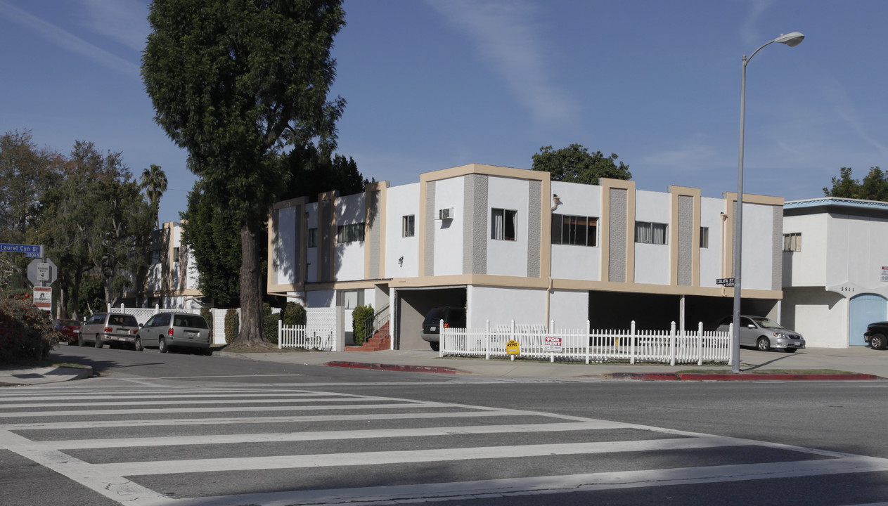 12111 Califa St in Valley Village, CA - Building Photo