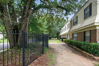 Bay Oaks Apartments in Mobile, AL - Building Photo - Building Photo