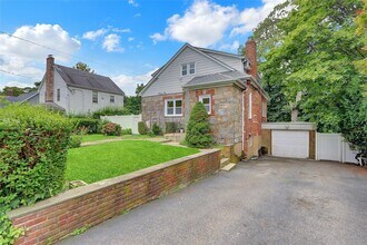 21 Sunset Ave in Glen Cove, NY - Building Photo - Building Photo