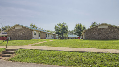 Walnut Street Apartments in Dickson, TN - Building Photo - Building Photo