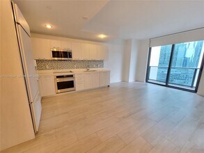 55 SW 9th St, Unit 1807 in Miami, FL - Foto de edificio - Building Photo
