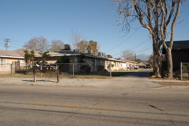 331 N Lilac Ave in Rialto, CA - Foto de edificio - Building Photo