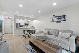 360 E 2nd St in North Vancouver, BC - Building Photo - Building Photo